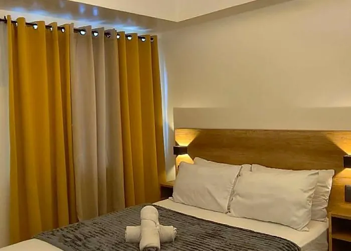 Mplace Affordable Staycation In Quezon アパートホテル